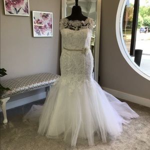 NWT Enzoani Gown Style: BT1413 Color: white Size: 18